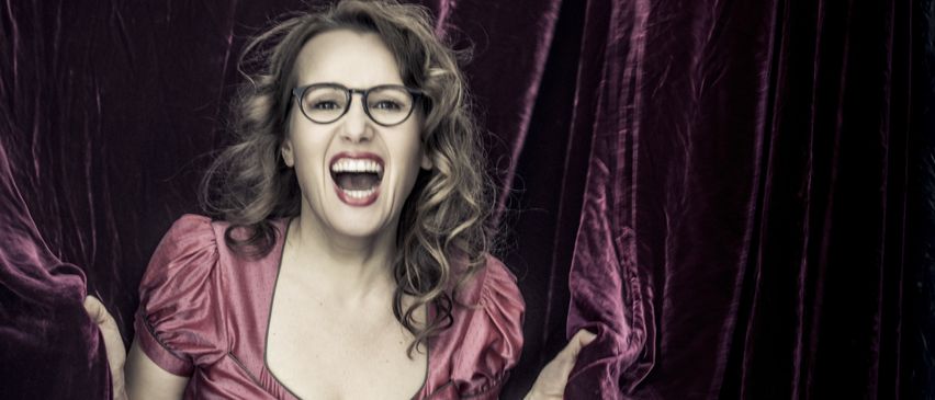 Bild enthält, Velvet, Head, Person, Face, Dress, Portrait, Adult, Female, Woman, Formal Wear