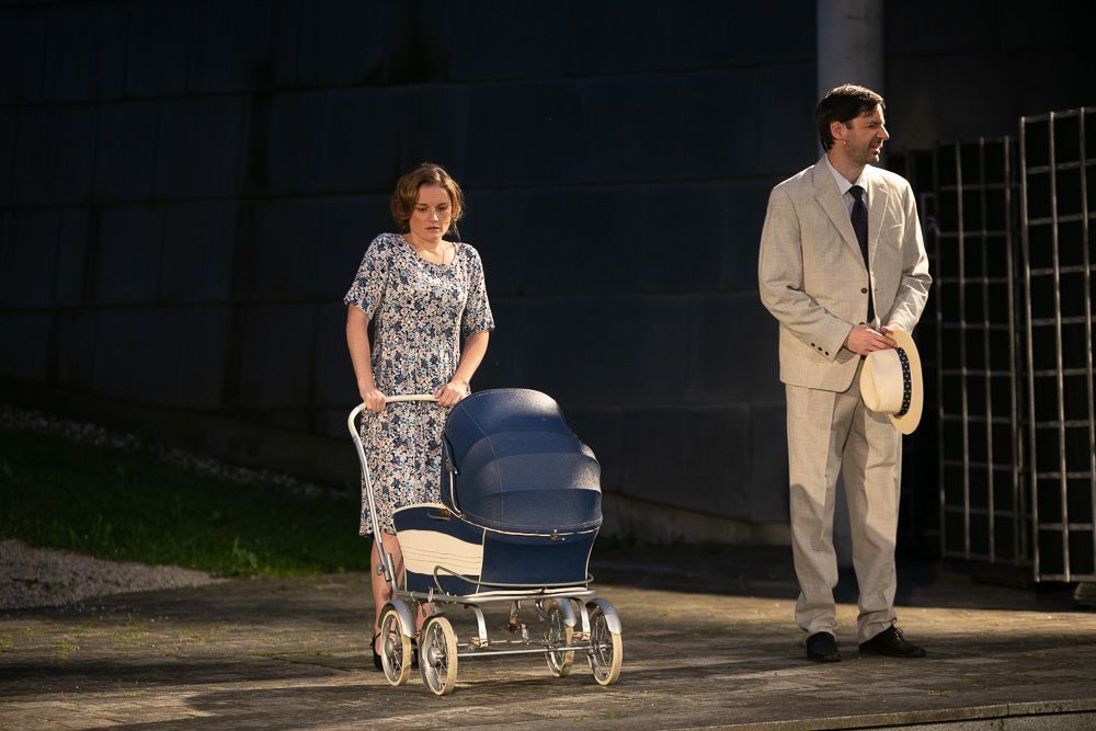 Bild enthält, Adult, Female, Person, Woman, Male, Man, Shoving, Wheel, Coat, Lady