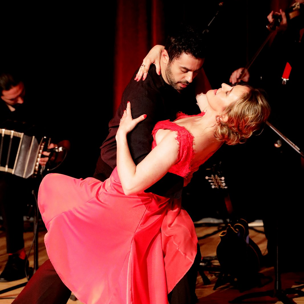 Bild enthält, Dancing, Person, Adult, Female, Woman, Dress, Dance Pose, Male, Man, Formal Wear