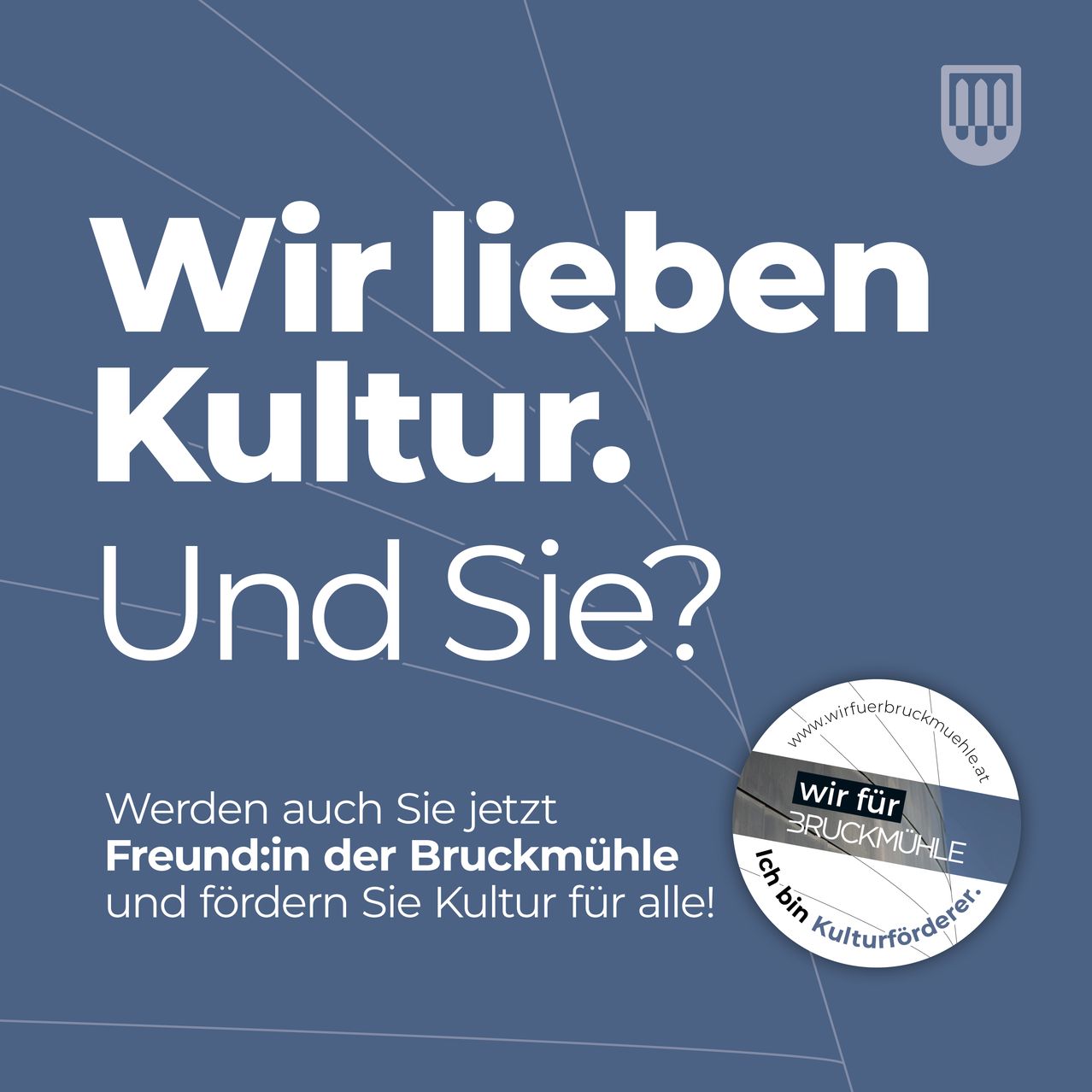 Eine Werbung für Bruckmuehle zeigt einen blauen Hintergrund mit weißem Text, der 'Wir lieben Kultur. Und Sie?' lautet. Darunter befindet sich ein rundes Logo mit dem Text 'wir für BRUCKMUELE' und einem Website-Link. Der Slogan ermutigt zur Teilnahme an kulturellen Initiativen.
