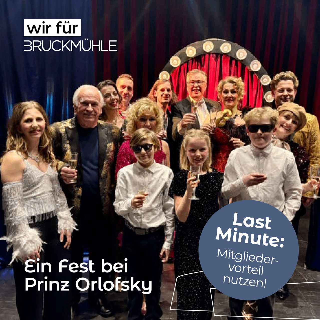 Eine Gruppe von Erwachsenen und Kindern posiert für ein Foto vor einem roten Vorhang, alle mit Brille und Weinglas in der Hand. Das Bild zeigt den Text 'Last Minute' und 'Ein Fest bei Prinz Orlofsky'.