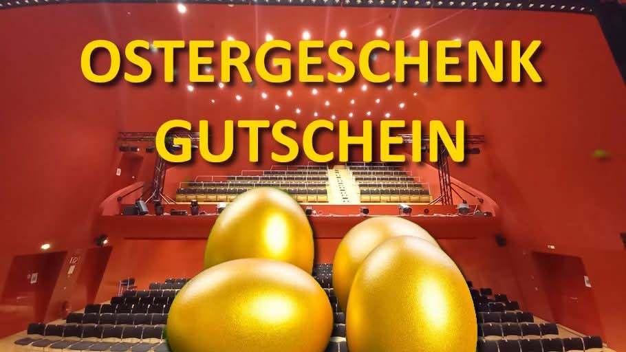 Drei goldene Eier stehen auf einer Bühne in einem Theater, mit Text darüber, der 'Ostergeschenk Gutschein' sagt. Das Theater ist leer.