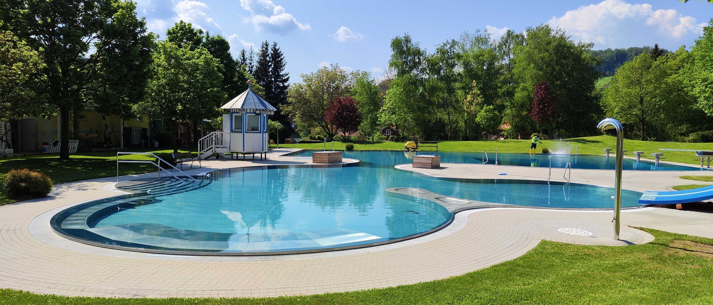 Bild enthält, Nature, Outdoors, Scenery, Pool, Water, Grass, Swimming Pool, Backyard, Person, Garden