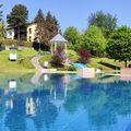 Bild enthält, Nature, Outdoors, Scenery, Hotel, Resort, Person, Pool, Water, Swimming Pool, Grass