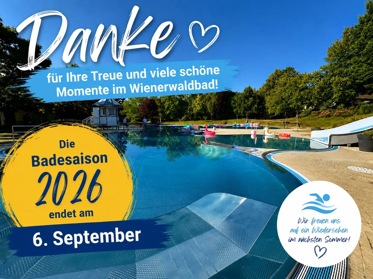 Ein Plakat für einen Schwimmbad in Wien, Deutschland, kündigt das Ende der Saison 2026 im September an. Der Pool ist mit Wasser gefüllt, und es schwimmen aufblasbare Poolspielzeuge darin. Das Plakat zeigt einen blauen Himmel, grüne Bäume und ein kleines Gebäude im Hintergrund.