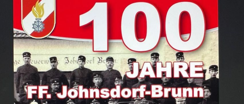 Ein Plakat verkündet das 100-jährige Jubiläum der FF Johnsddorf-Brunn. Es zeigt ein Gruppenfoto von Feuerwehrleuten in historischen Uniformen, mit dem Veranstaltungsdatum Sonntag, 19. April 2026.