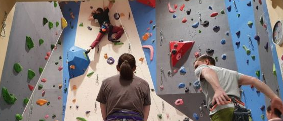 Bild enthält, Outdoors, Adult, Female, Person, Woman, Handbag, Male, Man, Shoe, Climbing