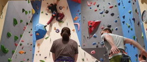 Bild enthält, Outdoors, Adult, Female, Person, Woman, Handbag, Male, Man, Shoe, Climbing