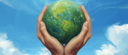 Eine Illustration von Händen, die eine grüne Erde gegen einen blauen Himmel halten, betont Umweltschutz.