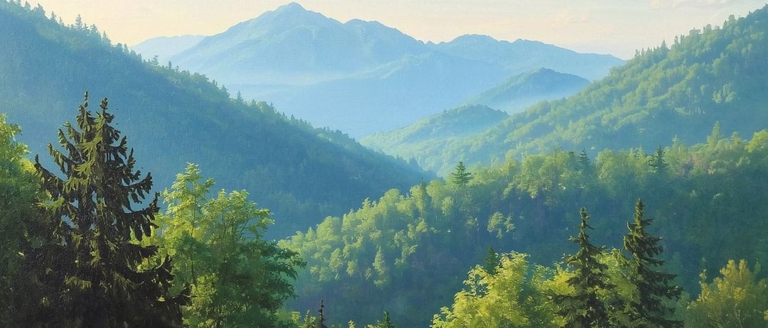 Ein Landschaftsgemälde zeigt üppige grüne Berge und Täler mit klarem blauem Himmel und entfernten Wolken.