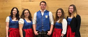 Bild enthält, Groupshot, Person, Adult, Female, Woman, Male, Man, Wristwatch, Vest, Glasses