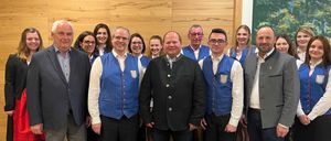 Bild enthält, Groupshot, Person, Blazer, Coat, Jacket, Adult, Female, Woman, Glasses, Man