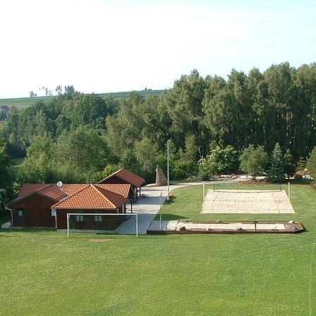 Bild enthält, Grass, Lawn, Outdoors, Nature, Scenery, Field, Backyard, Park, Building, Woodland
