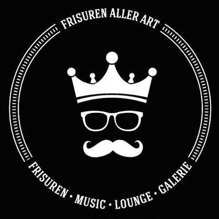 Ein schwarzes kreisförmiges Logo mit Krone, Brille und Schnurrbart, umgeben von dem Text 'FRISUREN MUSIC LOUNGE'.