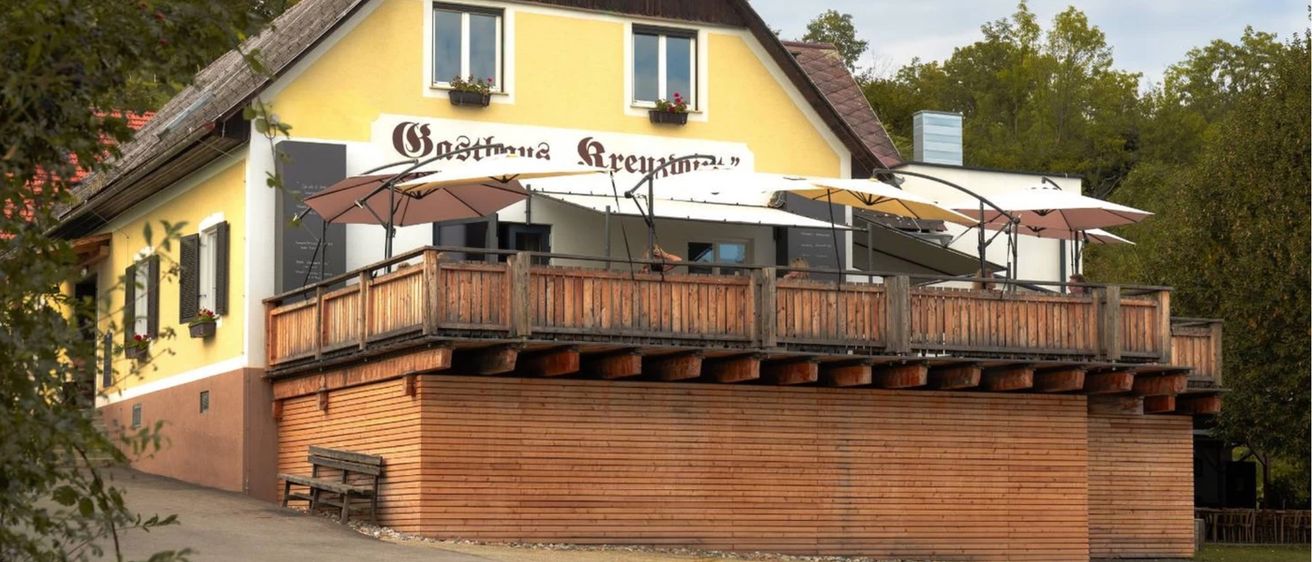 Bild enthält, Building, Hotel, Indoors, Interior Design, Wood, Bench, Furniture, City, Housing, Outdoors