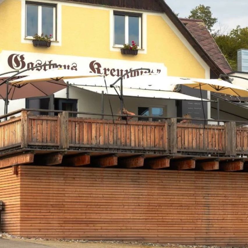 Bild enthält, Building, Hotel, Indoors, Interior Design, Wood, Bench, Furniture, City, Housing, Outdoors