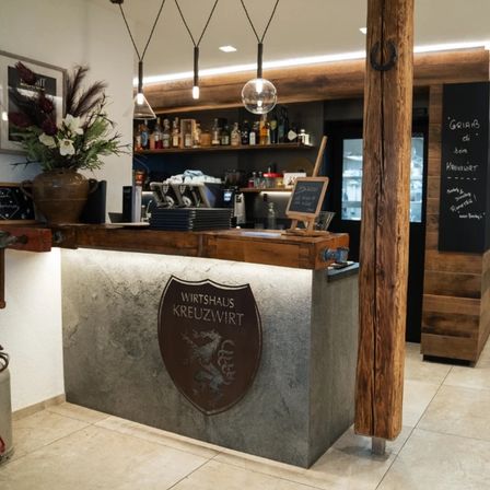 Bild enthält, Indoors, Shop, Architecture, Building, Market, Grocery Store, Supermarket, Furniture, Table