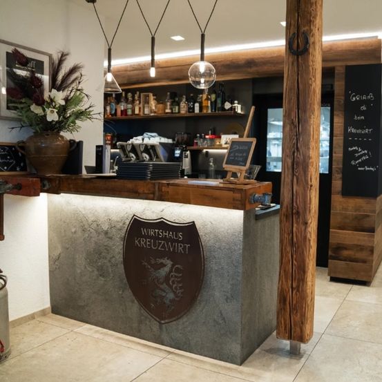 Bild enthält, Indoors, Shop, Architecture, Building, Market, Grocery Store, Supermarket, Furniture, Table