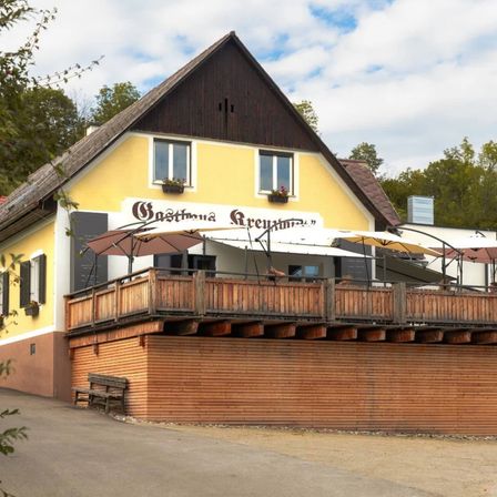 Bild enthält, Building, Hotel, Indoors, Interior Design, Wood, Bench, Furniture, City, Housing, Outdoors