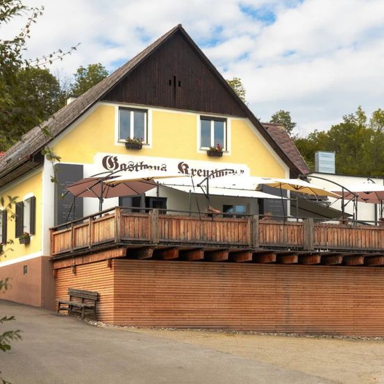 Bild enthält, Building, Hotel, Indoors, Interior Design, Wood, Bench, Furniture, City, Housing, Outdoors