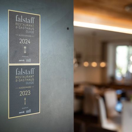 Bild enthält, Indoors, Interior Design, Restaurant, Cafe, Advertisement, Poster, Blackboard