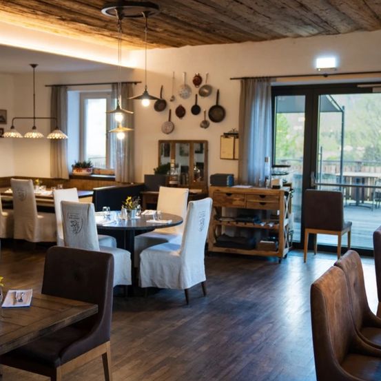 Bild enthält, Dining Room, Dining Table, Furniture, Indoors, Table, Interior Design, Chair, Lounge, Home Decor, Restaurant