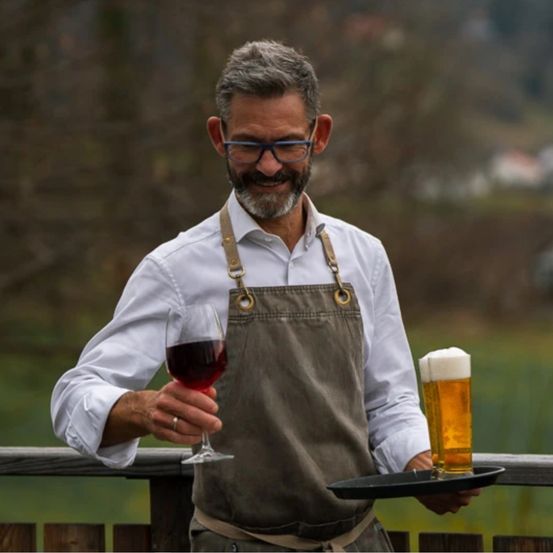 Bild enthält, Adult, Male, Man, Person, Waiter, Alcohol, Beer, Beverage