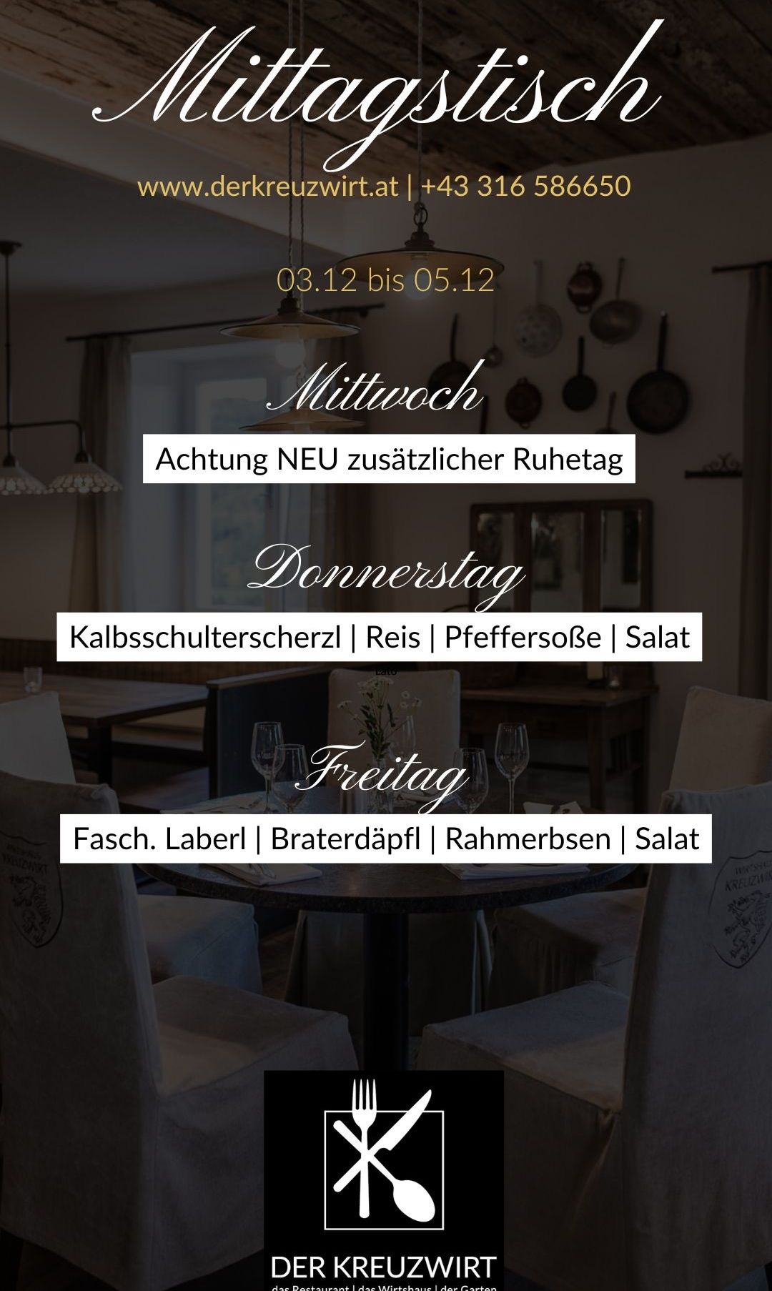 Bild eines Restaurantmenüs mit wöchentlichen Spezialitäten von Mittwoch bis Freitag, mit einer rustikalen Einrichtung mit hängenden Pfannen und einem Tisch mit Weingläsern. Das Menü beinhaltet Kalbschulterscherzl, Reis, Pfeffersoße und Salat für Mittwoch. Für Donnerstag sind Fasching Laberl, Braterdäpfel, Rahmerbsen und Salat aufgeführt. Das Bild hat eine warme, einladende Atmosphäre.