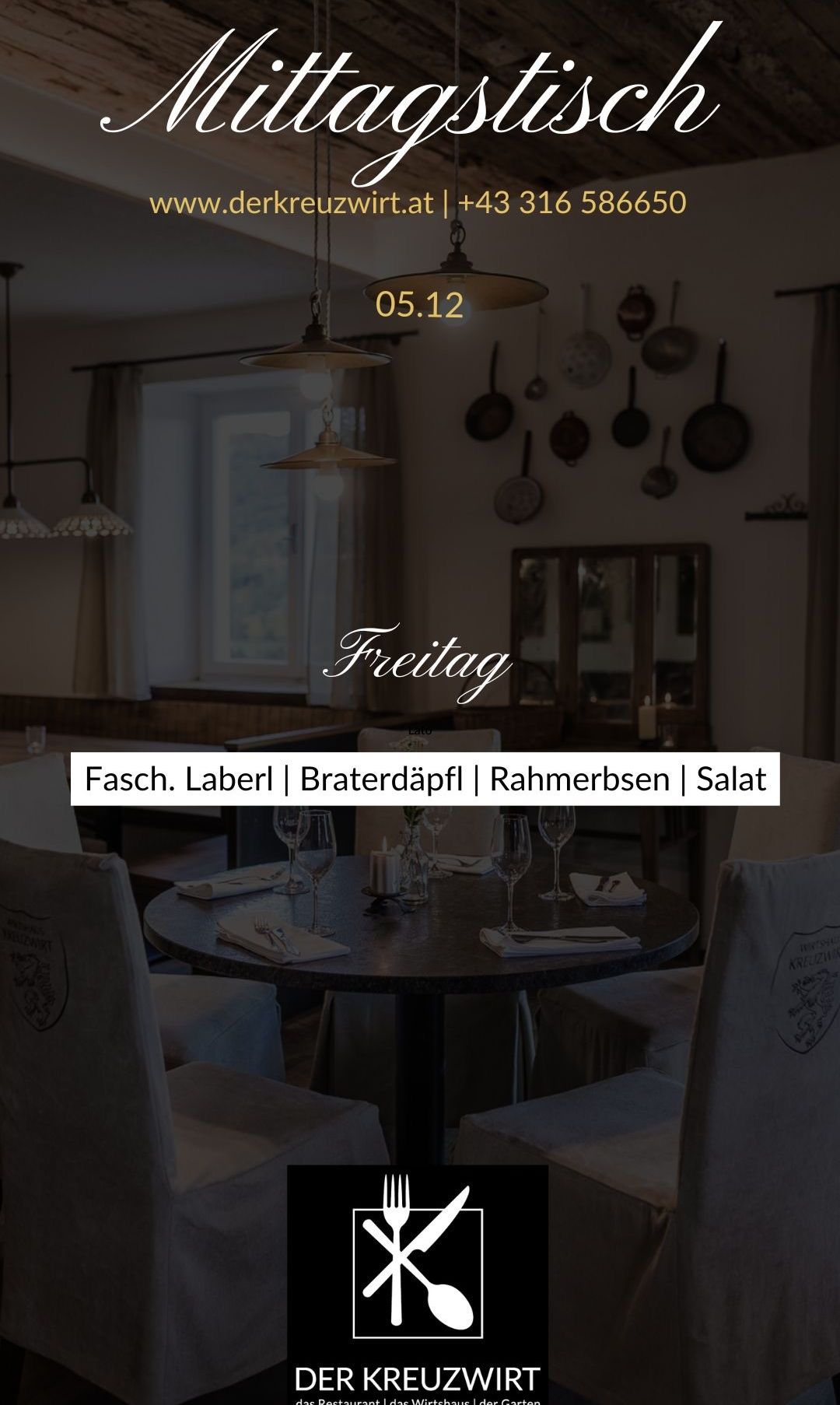 Eine elegante Essplatzgestaltung mit rundem Tisch, vier Stühlen, Weingläsern, Tellern und Besteck. Das Datum 05.12 ist angezeigt, und das Wort Freitag wird gezeigt. Es gibt Pfannen an der Wand.
