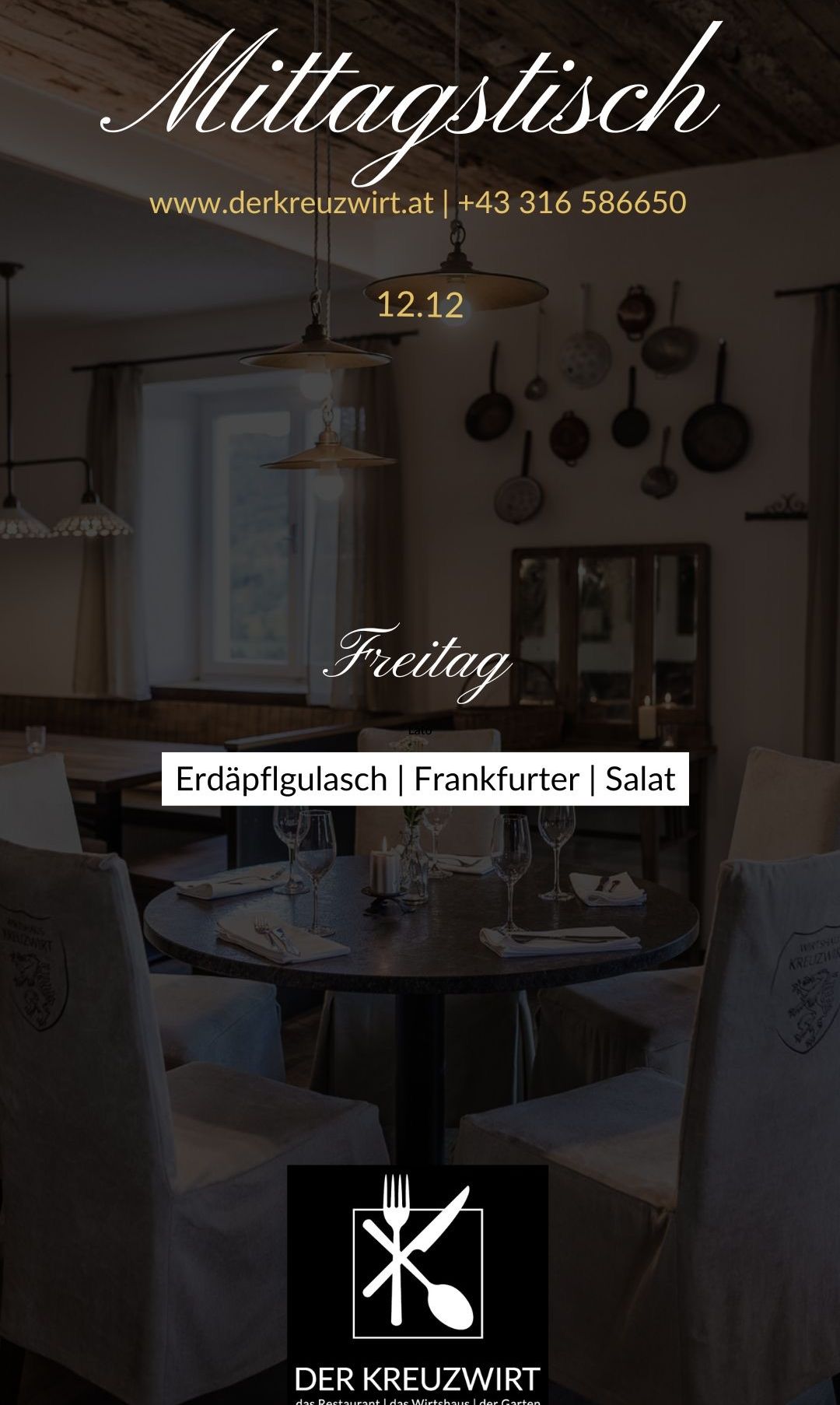 Ein schwach beleuchtetes Restaurant mit einem Tisch für das Essen. Weingläser, Besteck und Servietten schmücken den Tisch. Das Wort 'Freitag' ist prominent angezeigt. Die Wand zeigt einen Schrank, einen Spiegel und hängende Pfannen. Das Datum 12.12 ist oben.