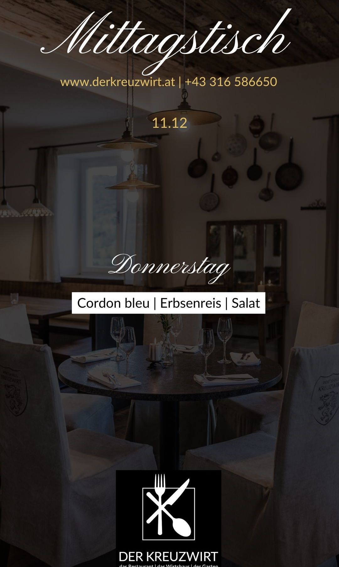 Ein Restaurantambiente am Donnerstag, den 12. November, mit einem Tisch, der mit Weingläsern, Tellern und Besteck gedeckt ist. Die Speisekarte umfasst Cordon bleu, Erbsenreis und Salat. Töpfe hängen an der Wand.