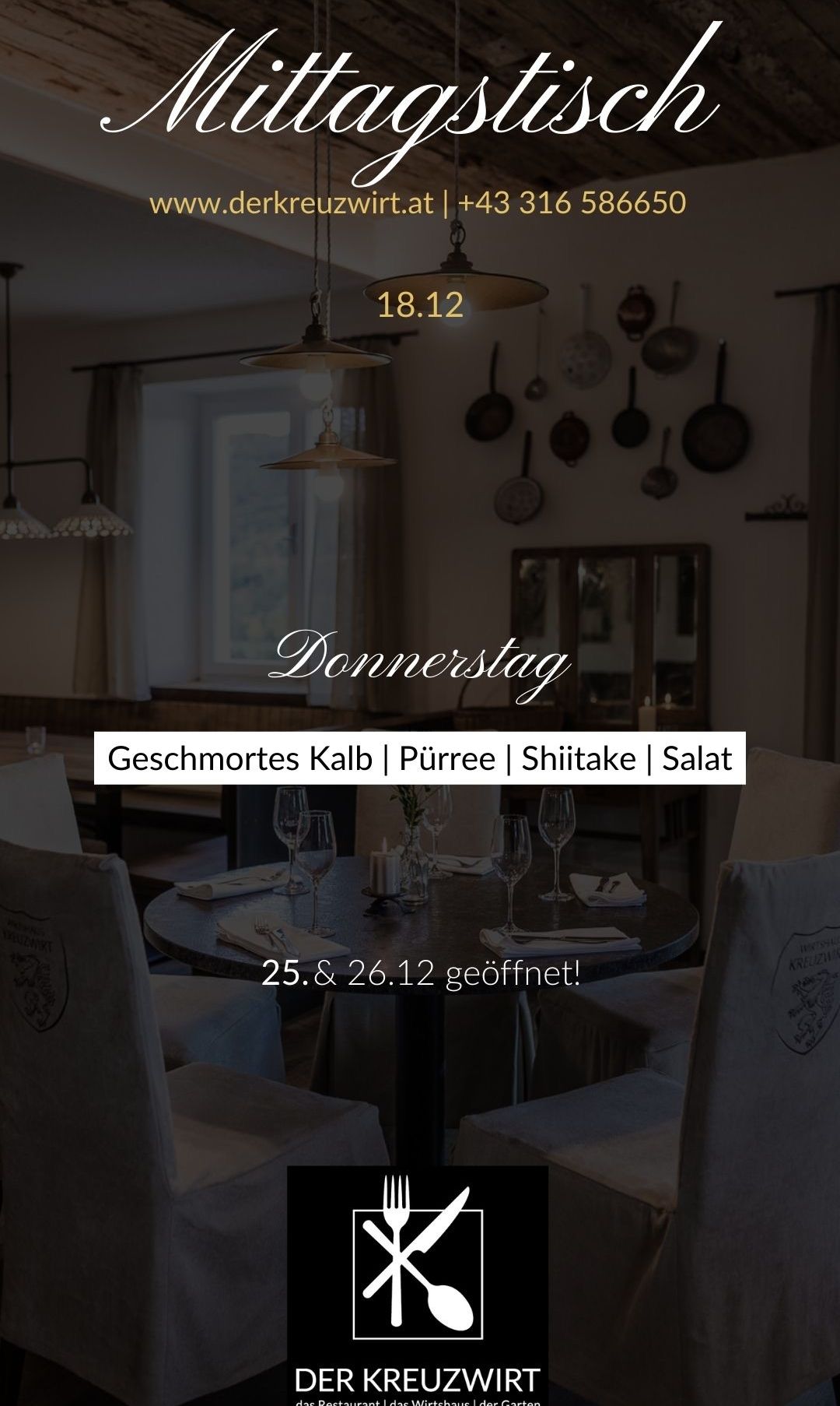 Eine Restaurantwerbung zeigt einen Esstisch mit Weingläsern, einer Kerze und Tellern. Die Speisekarte umfasst geräuchertes Kalb, Püree, Shiitake und Salat. Die Daten 25. und 26. Dezember sind mit einem offenen Schild erwähnt.