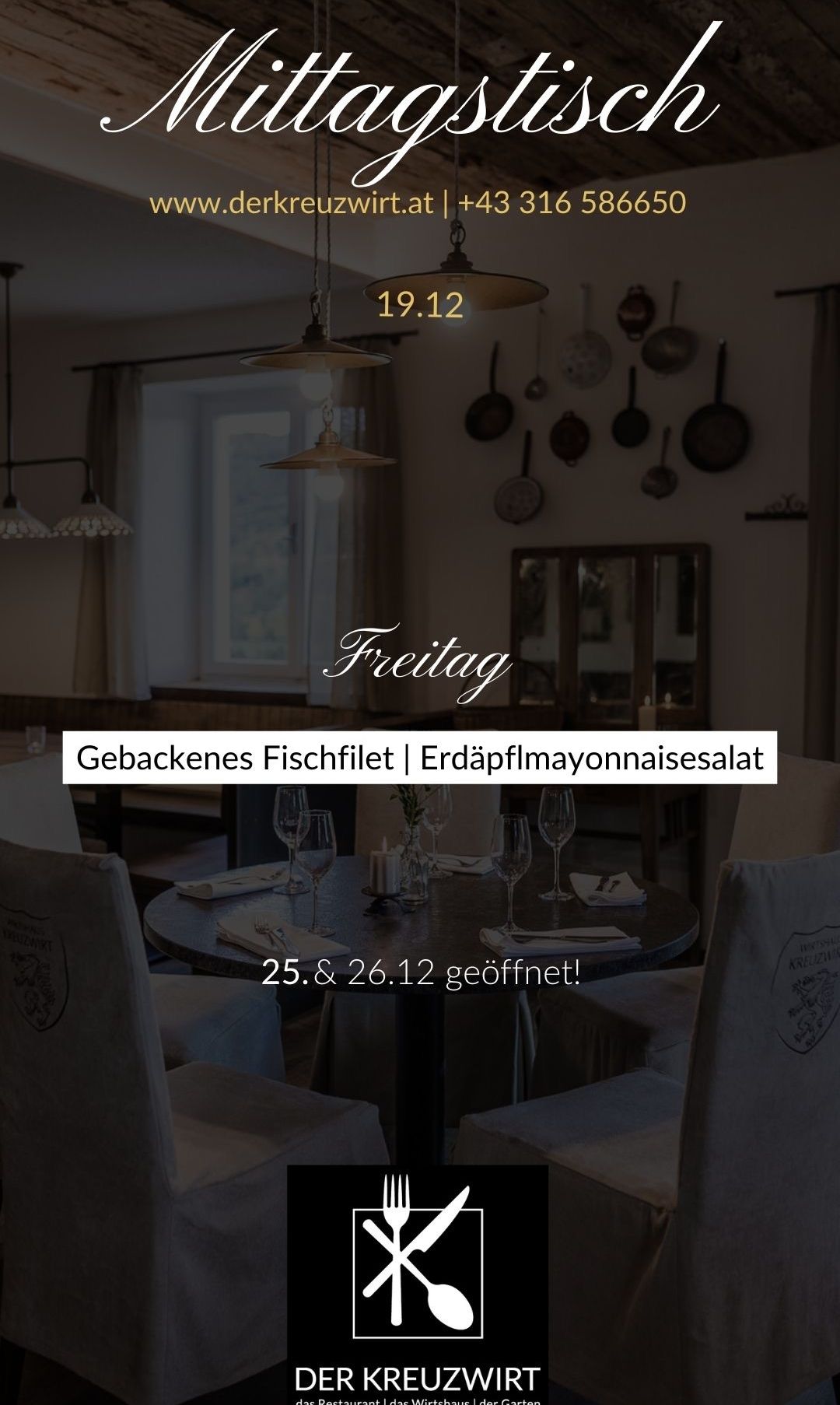Ein Bild eines Esszimmers mit einem für das Abendessen gedeckten Tisch. Der Tisch ist mit Weingläsern, Besteck und einer Speisekarte ausgestattet. Das Datum 19.12 ist oben sichtbar. Das Restaurant ist am 25. und 26. Dezember geöffnet.