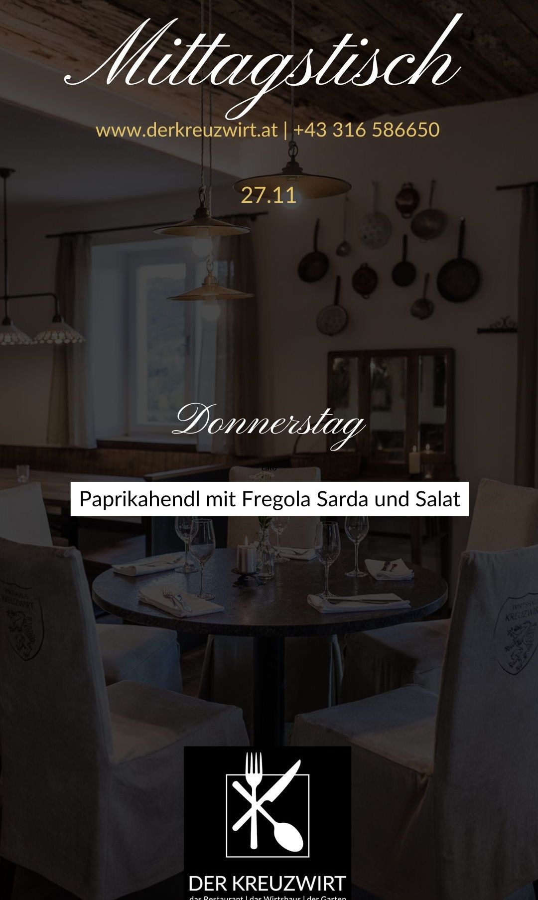 Ein Restaurantambiente am Donnerstag mit einem für das Abendessen gedeckten Tisch. Es gibt Weingläser, Teller und Besteck auf dem Tisch. Das Datum 27.11 ist oben angezeigt. An der Wand hängen dekorative Pfannen.