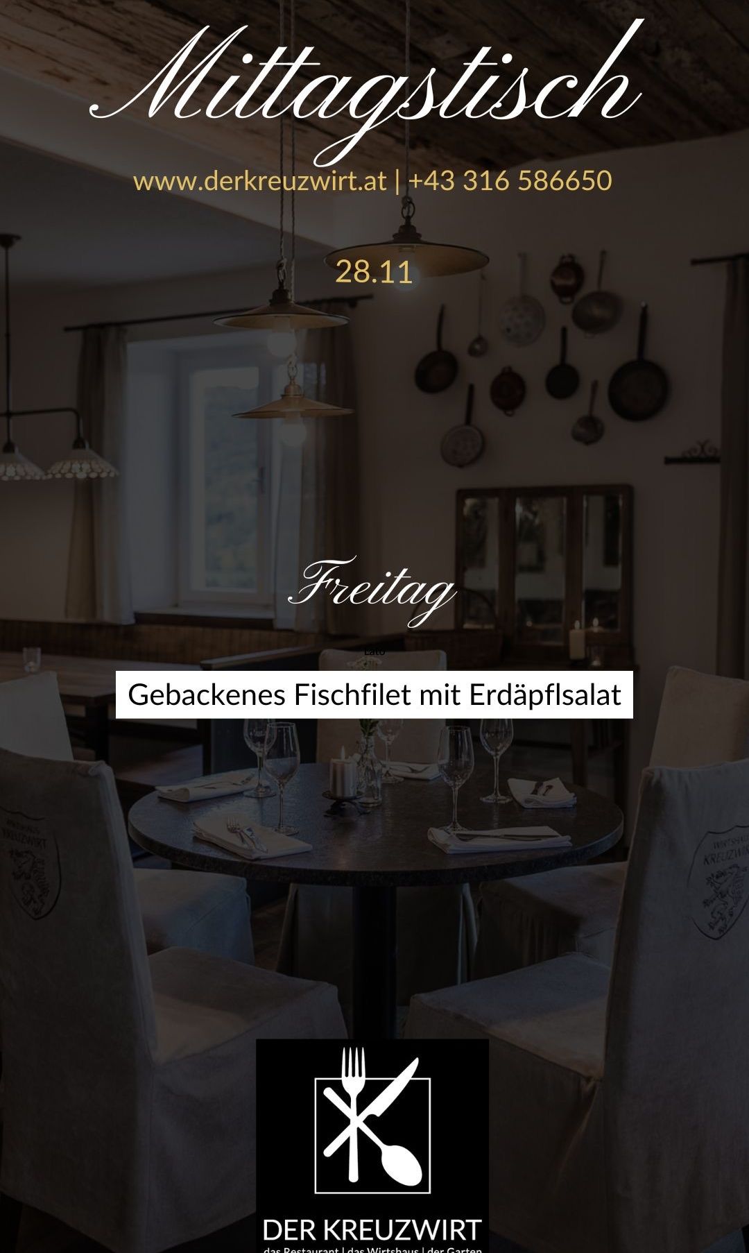 Der Essbereich eines Restaurants zeigt einen runden Tisch für das Abendessen, geschmückt mit Tellern, Gläsern und Besteck. Das Wort Freitag ist prominent angezeigt.