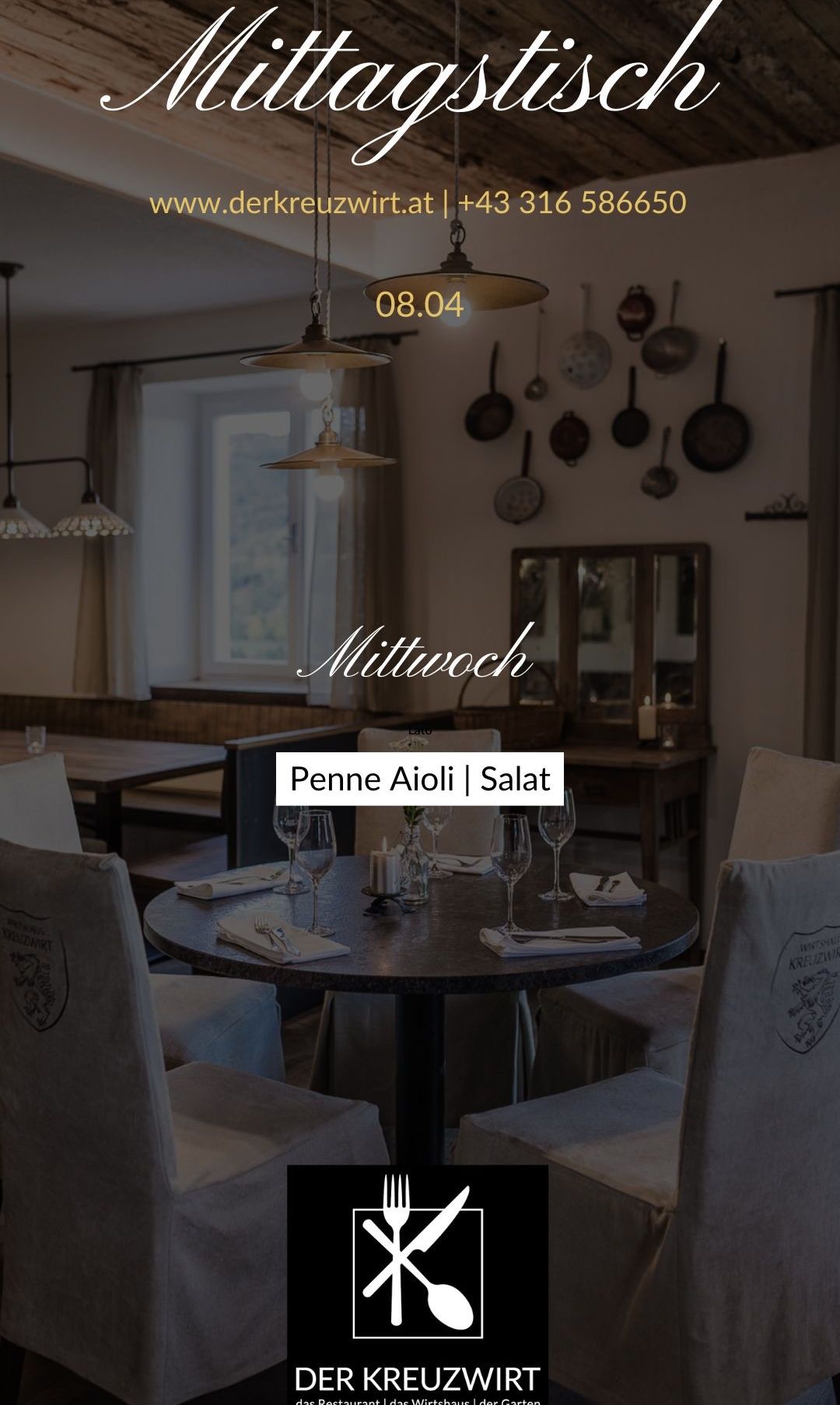 Ein Innenrestaurant mit einem Holztisch und Stühlen. Der Tisch ist mit Gläsern und Besteck gedeckt. Die Wand hat ein Fenster und einen Spiegel mit Rahmen. Pfannen und Löffel hängen an der Wand. Das Wort Mittwoch steht an der Wand.