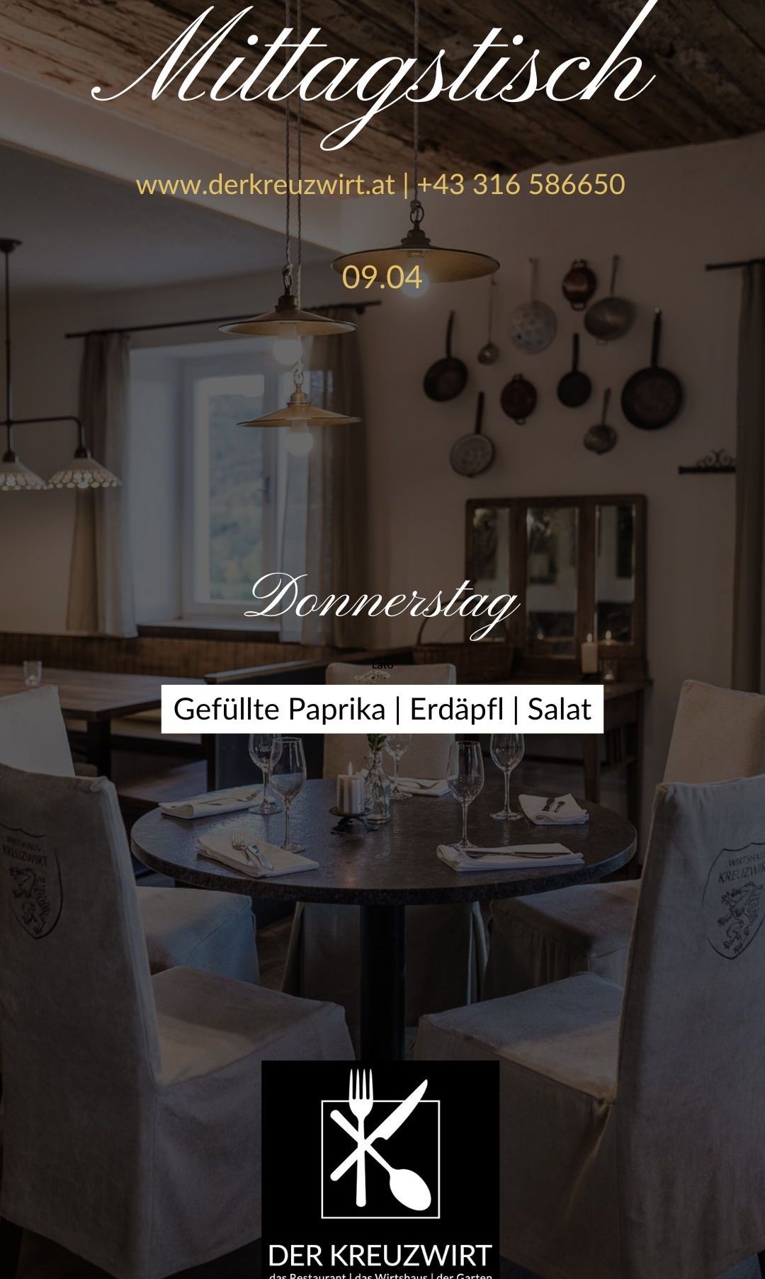 Ein Bild eines Essbereichs mit einem Tisch, der für das Abendessen gedeckt ist, mit einem Weinglas, einer Serviette und Besteck. Eine Speisekarte beinhaltet gefüllte Paprika, Kartoffeln und Salat. Töpfe hängen an der Wand.