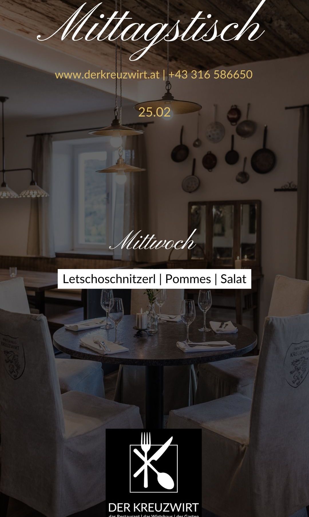 Ein Bild eines Esszimmers zeigt einen Tisch mit Besteck, Weingläsern und einer Kerze. Die Wände sind mit Pfannen und einem Spiegel geschmückt. Ein Fenster mit Vorhängen offenbart einen malerischen Blick nach draußen.