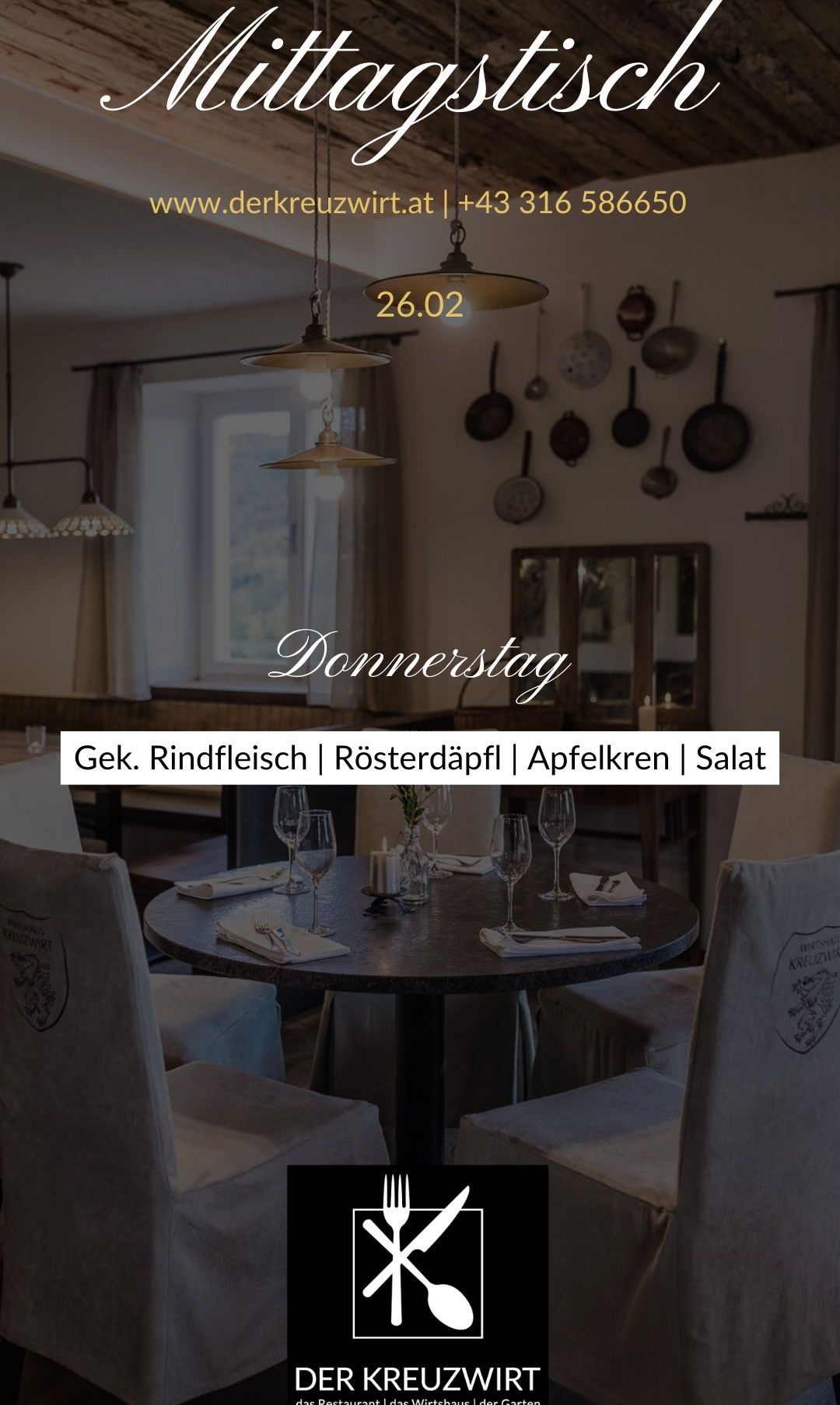 Ein Essbereich in einem Restaurant mit einem Tisch für vier Personen. Es bietet Gerichte wie rohes Rindfleisch, geröstete Kastanien, Apfelscheiben und Salat. Der Raum hat einen rustikalen Charme mit einem hölzernen Spiegel und Töpfen, die an der Wand hängen.