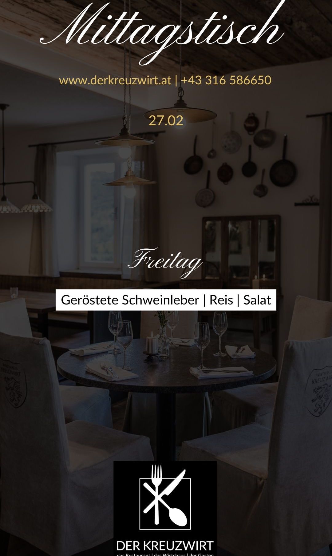 Ein Restaurant mit gedeckten Tischen zum Essen. Der Tisch ist mit Weingläsern, Tellern und Besteck geschmückt. Das Restaurant ist mit verschiedenen Pfannen dekoriert, die an der Wand hängen.