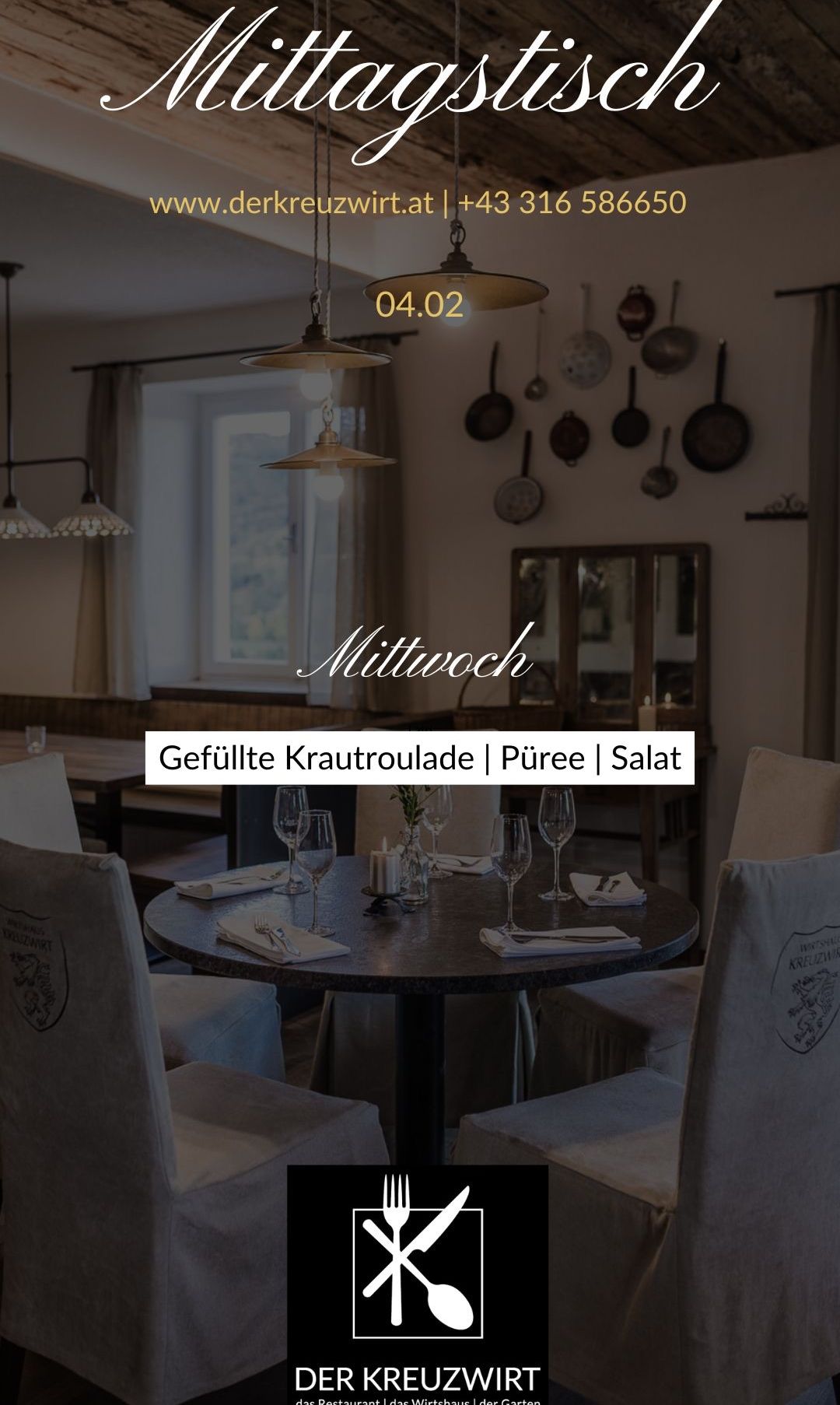 Ein Esstisch mit Tischdecken, Weingläsern, Besteck und Servietten. Der Tisch steht in einem Esszimmer mit einem Fenster und einer Wand mit hängenden Töpfen.