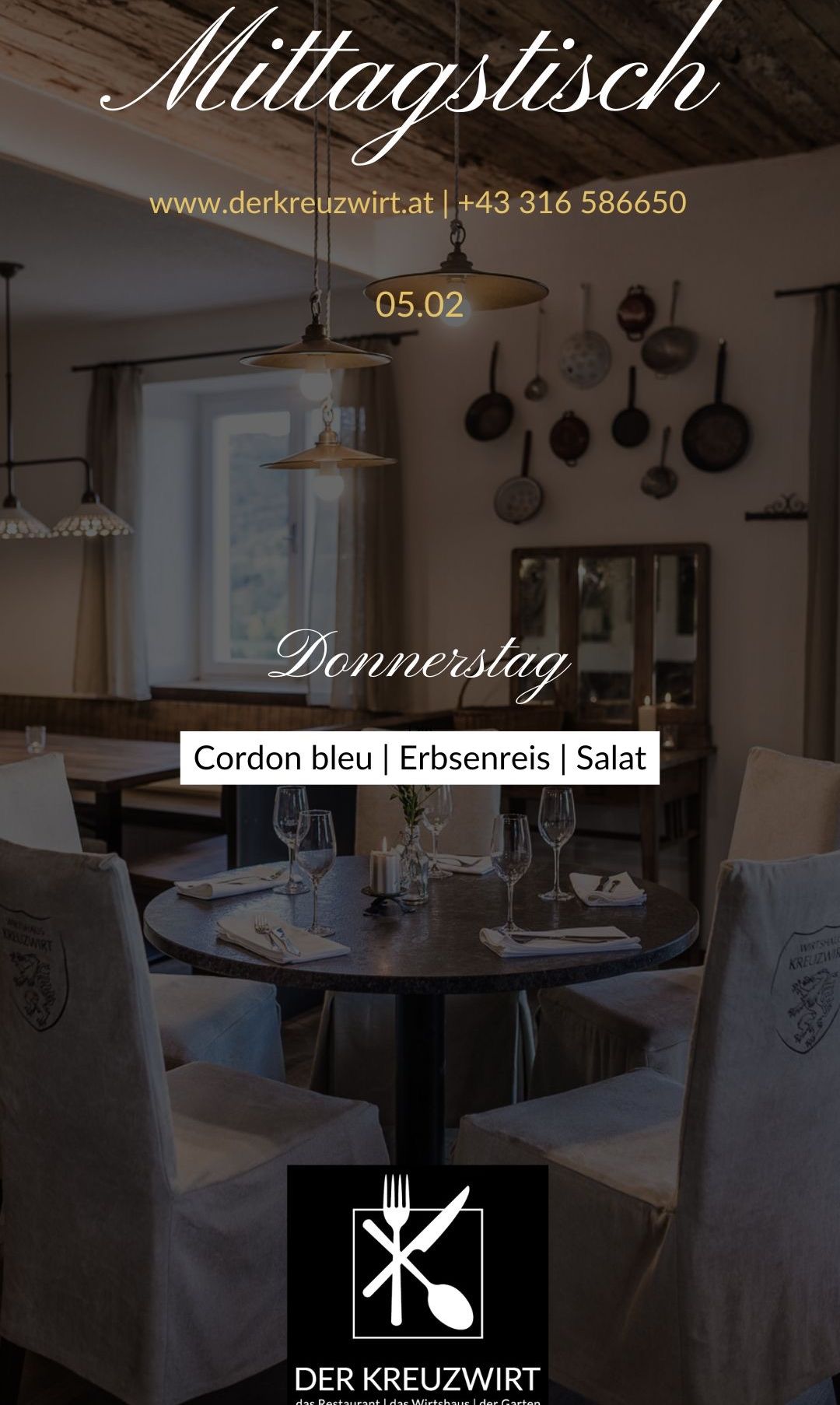 Ein Restaurantambiente mit einem für Gäste gedeckten Tisch, Weingläsern, Tellern und Besteck. Eine Speisekarte listet 'Cordon bleu', 'Erbsenreis' und 'Salat' auf. Der Raum ist mit Holzmöbeln, einem Spiegel und einem Fenster mit Aussicht ausgestattet.