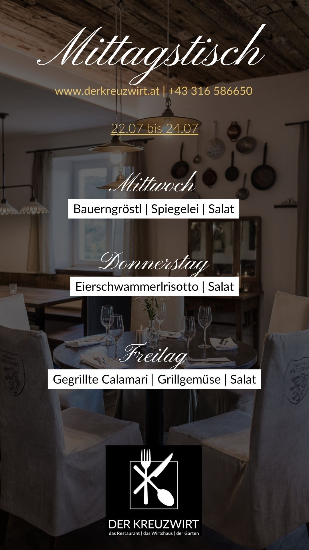 Ein Restaurantmenü für die Woche ist an der Wand angebracht. Das Menü umfasst Gerichte wie Bauerngrost, Spiegelei und Salat für Mittwoch, Eierschwammerlrisotto und Salat für Donnerstag und Gegrillte Calamari, Grillgemüse und Salat für Freitag.