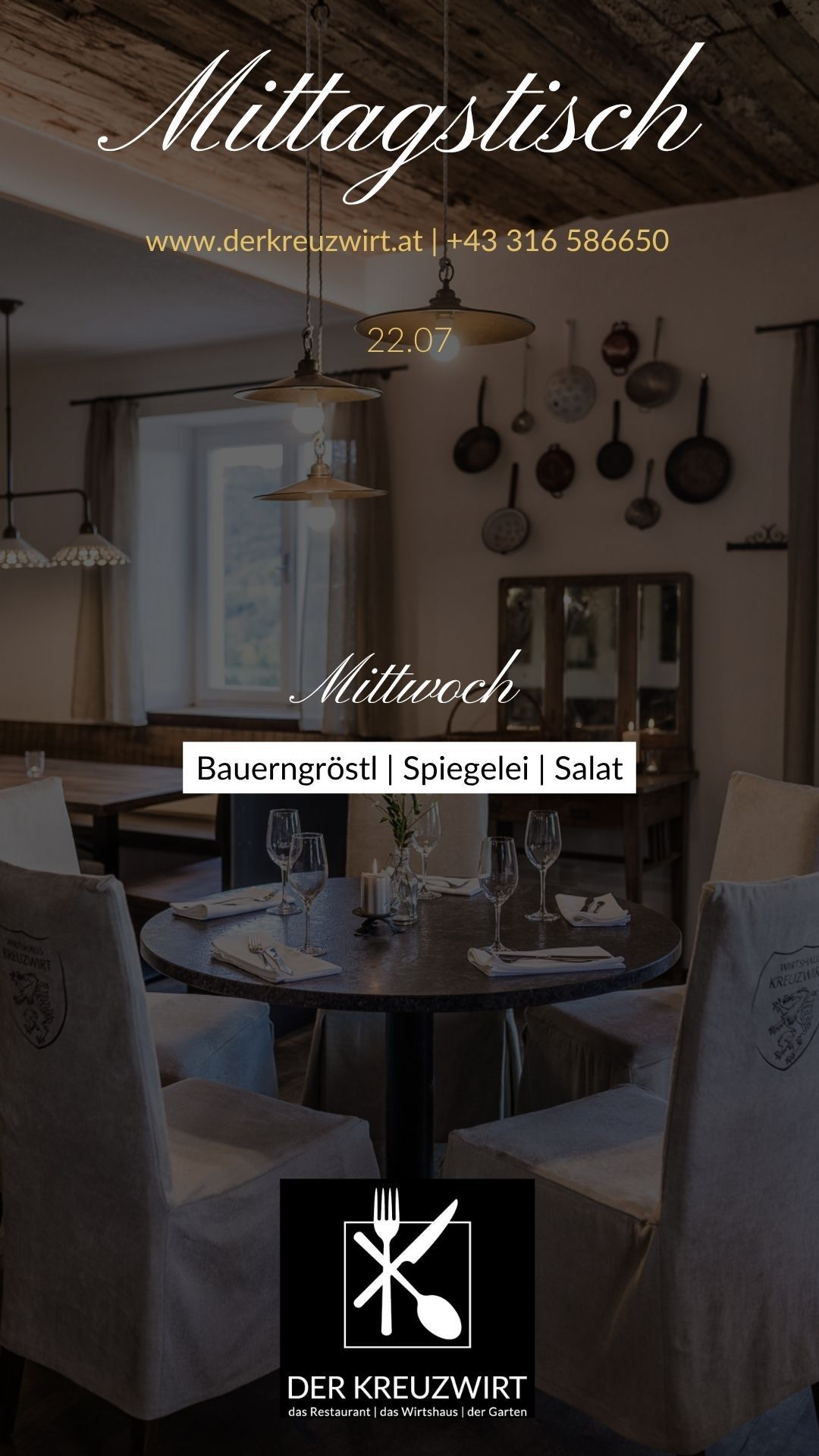 Ein Restaurantinnenraum mit einem Tisch für vier Personen, der mit Weingläsern, Besteck und einer Tischdekoration ausgestattet ist. Die Wände sind mit Töpfen und Pfannen geschmückt, und der Raum hat eine warme, einladende Atmosphäre.