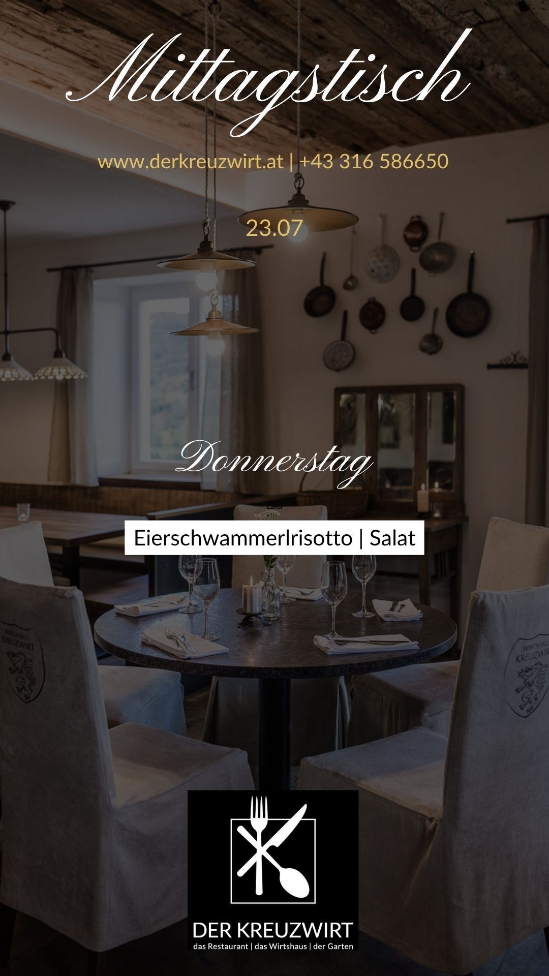 Ein Restaurant-Essbereich mit einem runden Tisch, der für eine Mahlzeit gedeckt ist, mit Weingläsern, Besteck und einer Menükarte mit 'Eierschwammerlrisotto | Salat'. Der Raum hat eine rustikale Einrichtung mit hängenden Töpfen und Pfannen, einem Spiegel und einem Fenster mit Vorhängen.