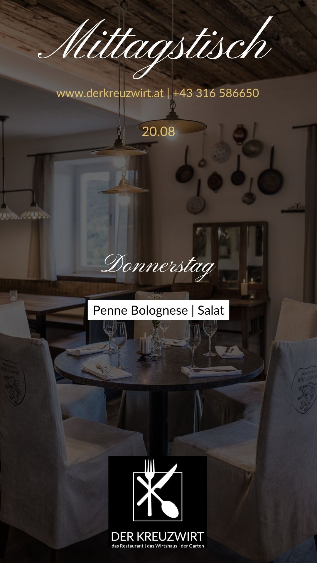 Ein Restaurant-Interieur mit einem runden Tisch für das Essen, mit einer Speisekarte, die Penne Bolognese und Salat umfasst. Der Raum hat Holzmöbel, ein Fenster mit Vorhängen und eine Wand, die mit Küchenutensilien geschmückt ist.