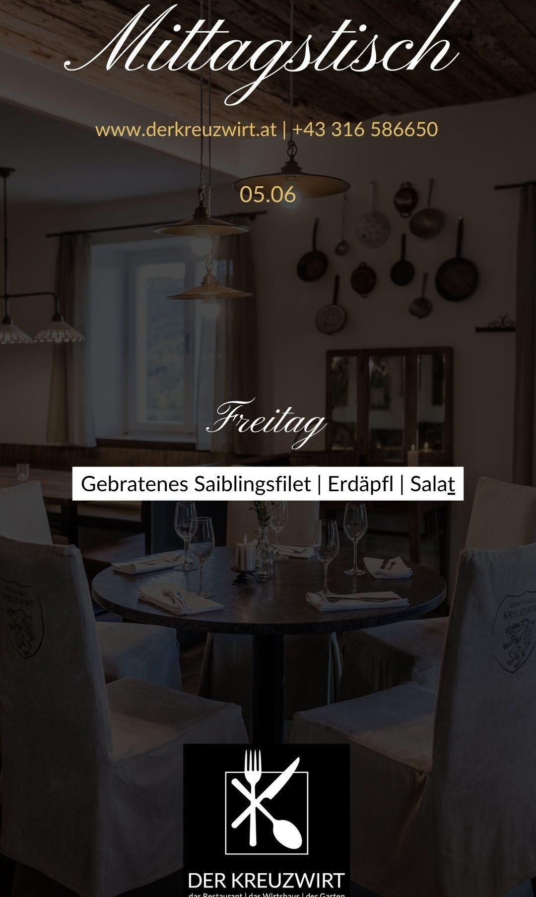 Ein Restaurant-Innenraum mit einem Tisch für vier Personen, Weingläsern und einem Teller. Der Tisch ist mit einer weißen Tischdecke bedeckt. Die Wand ist mit einem Spiegel und Pfannen dekoriert.