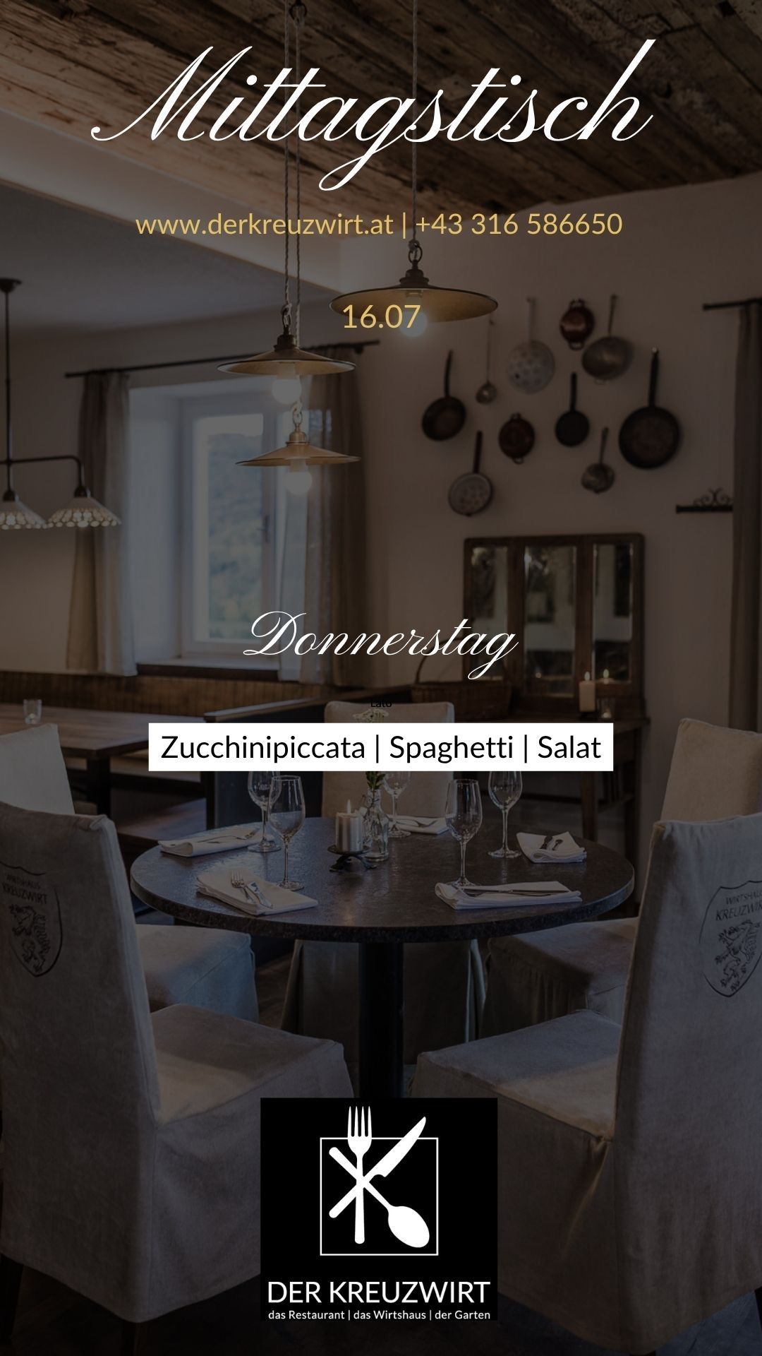 Ein gemütliches Esszimmer mit einem runden Tisch für vier Personen, auf dem Weingläser, Teller und Besteck stehen. Die Wand ist mit hängenden Töpfen und einem Spiegel geschmückt, und die Speisekarte umfasst Zucchinipiccata, Spaghetti und Salat.