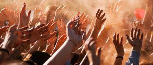 Bild enthält, Concert, Crowd, Person, Body Part, Finger, Hand