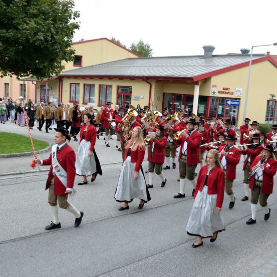 Bild enthält, People, Person, Marching, Boy, Child, Male, Adult, Man, Shoe, Car